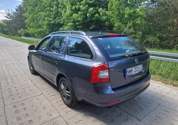 Skoda Octavia cena 19500 przebieg: 233333, rok produkcji 2011 z Mrągowo małe 67